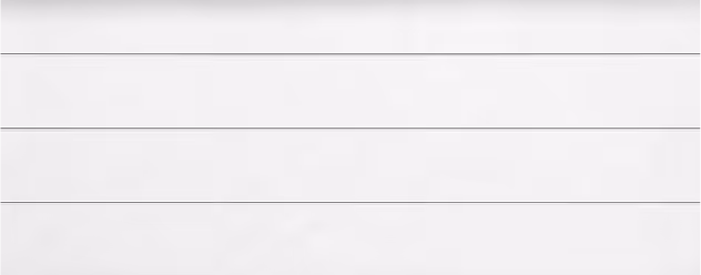 Weiße horizontale Holzpaneele mit dünnen Schattenlinien an den Rändern.