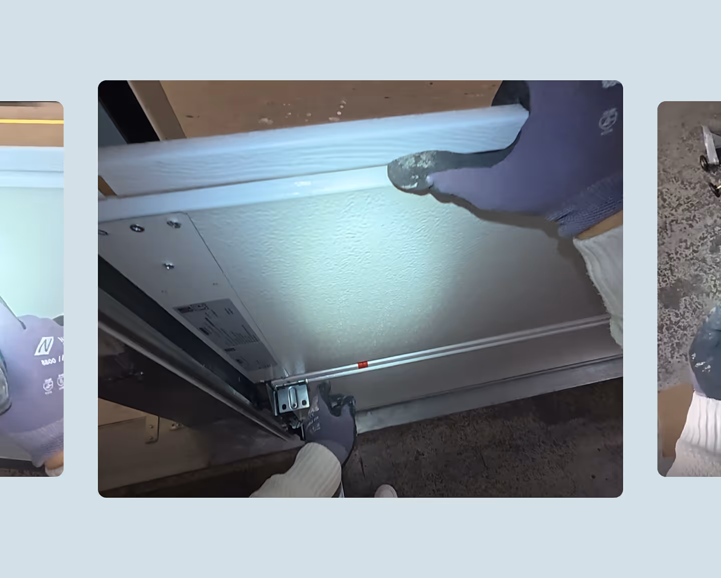 Person mit Arbeitshandschuhen montiert oder justiert eine weiße Tür an einem Scharnier oder Schließmechanismus.