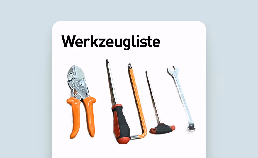 Fünf Werkzeuge auf weißem Hintergrund mit dem Titel 'Werkzeugliste': Drahtschneider mit orangen Griffen, Schraubendreher, Winkelschlüssel, T-Griff-Innensechskantschlüssel und Maulschlüssel.