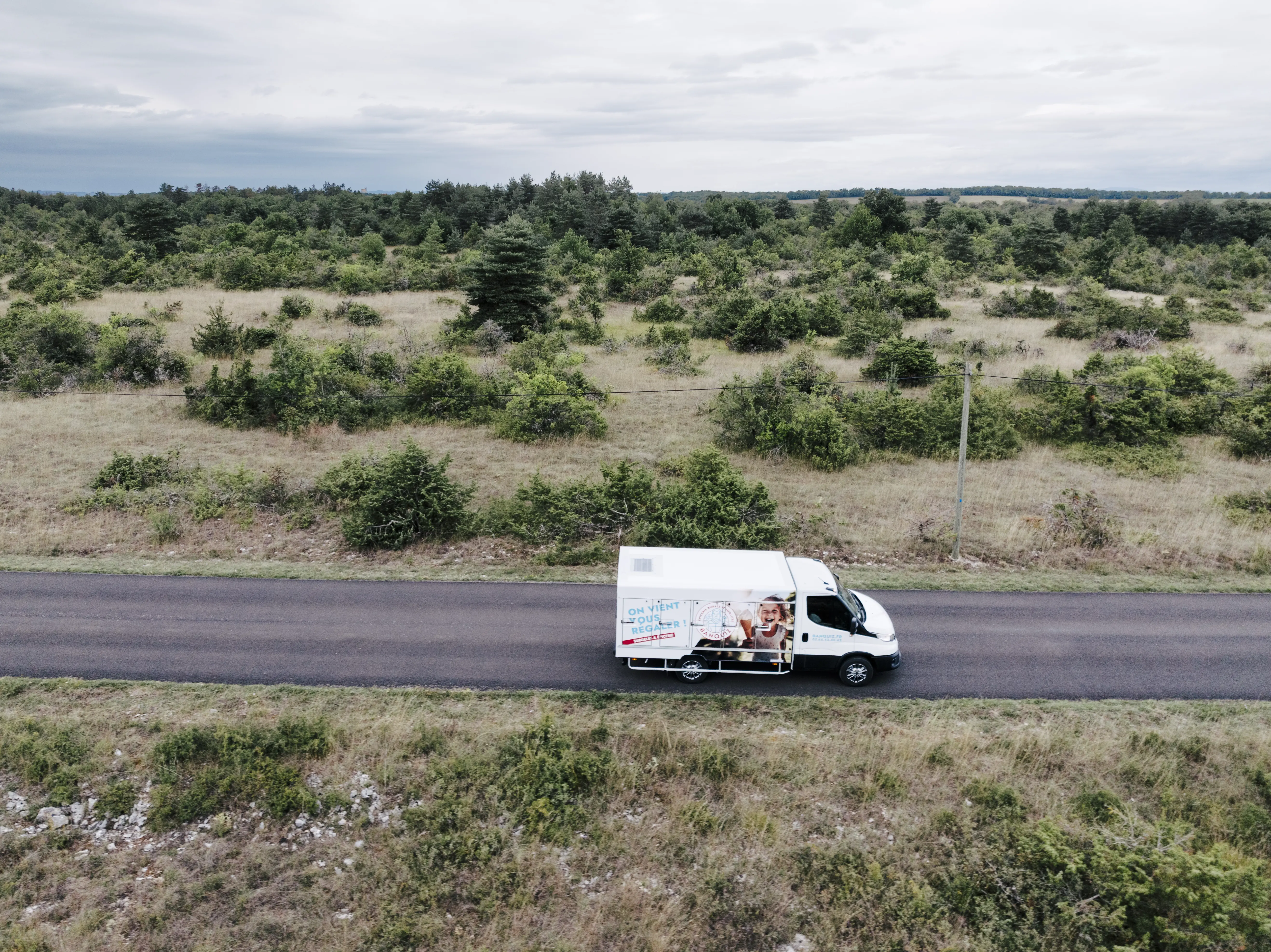 Nils Martin, vendeur-conseil Banquiz, dans son camion-magasin