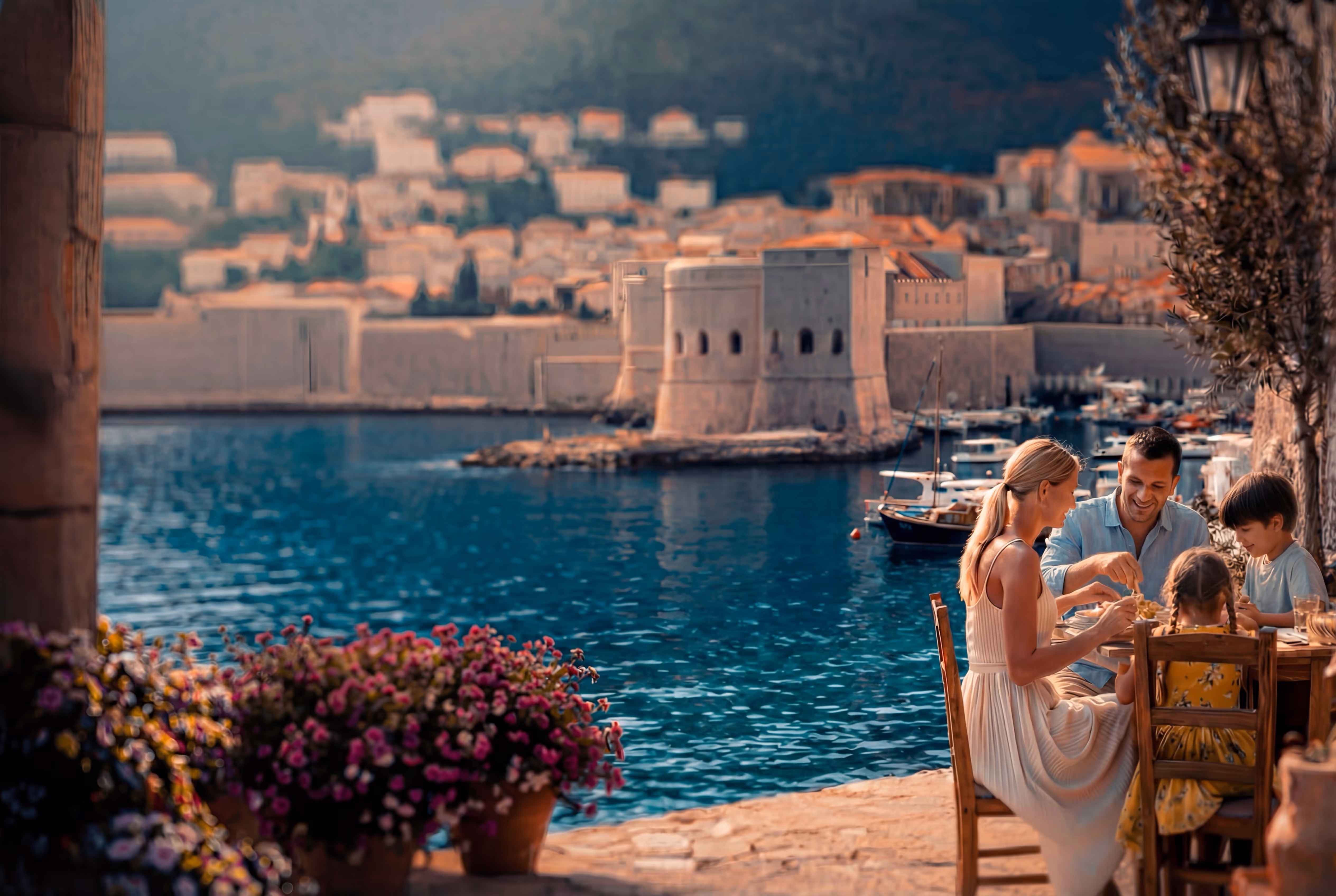 Famille profitant d'un repas en vacances au bord de l'eau — planification financière pour familles ambitieuses à Québec