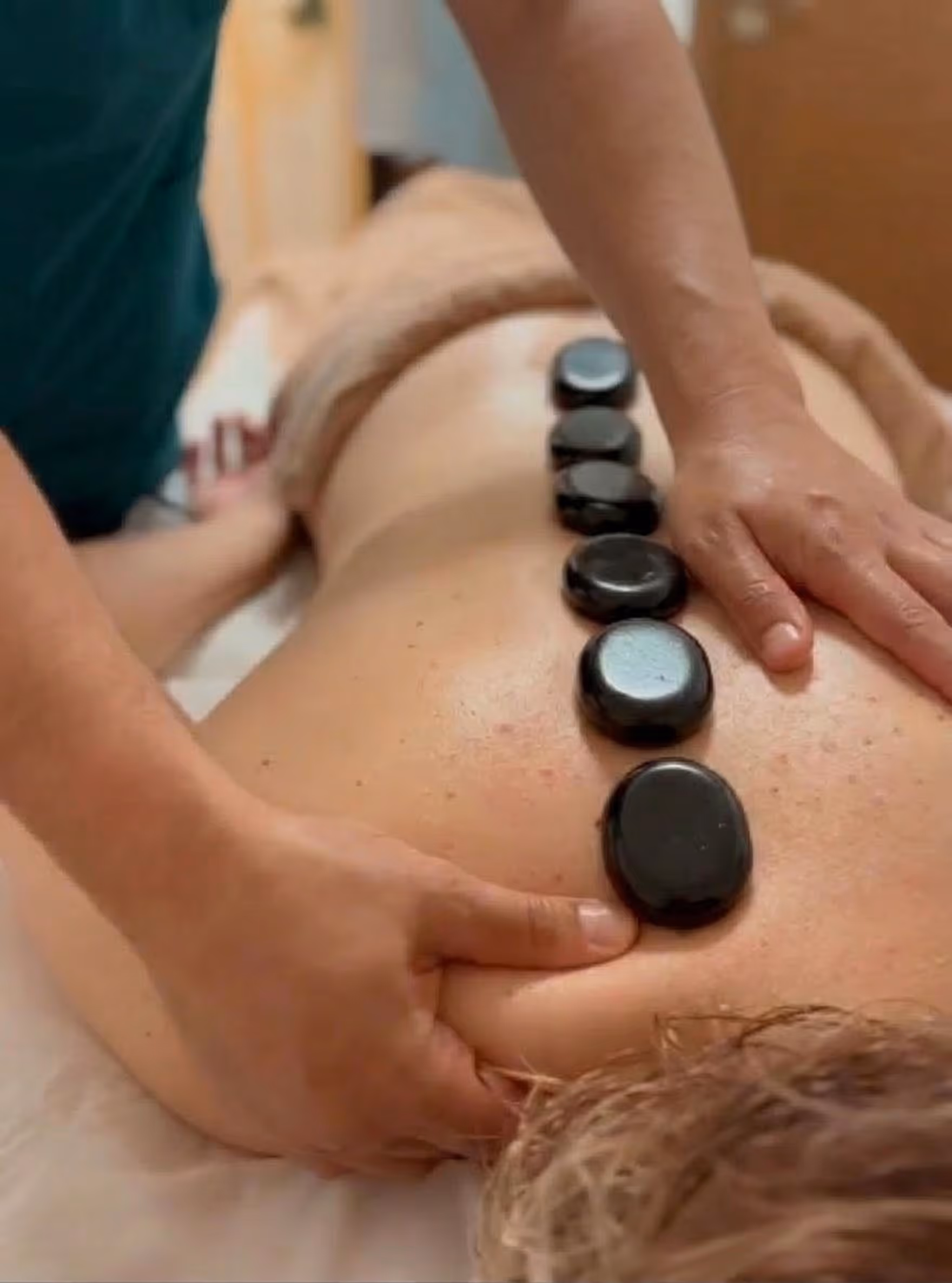 Masaj de relaxare cu pietre calde - Ritual termic si relaxare musculara intensa