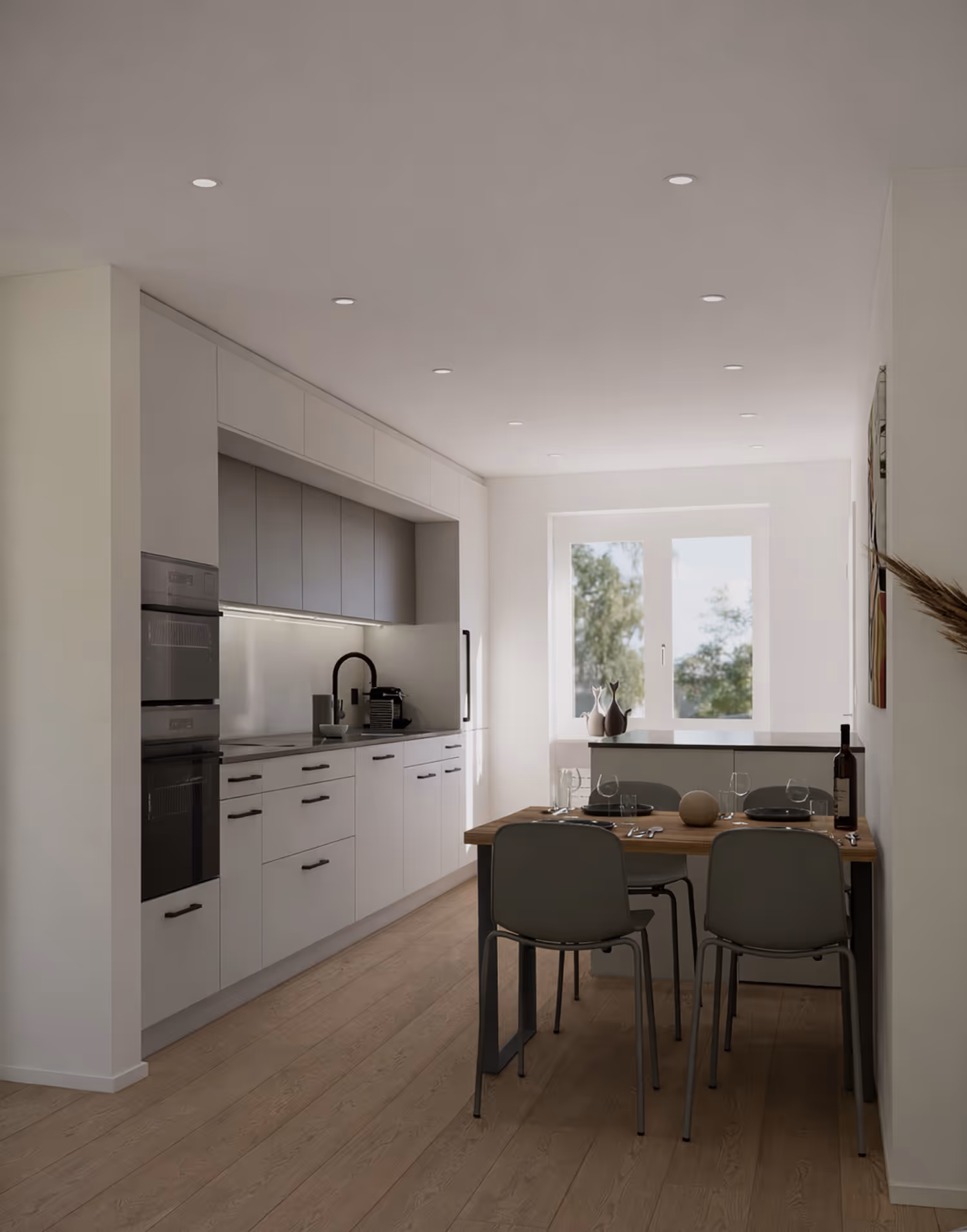 Moderne offene Küche mit weißen Schränken, eingebauten Backöfen, einem Holztisch mit vier Stühlen und gedecktem Essplatz vor einem Fenster.