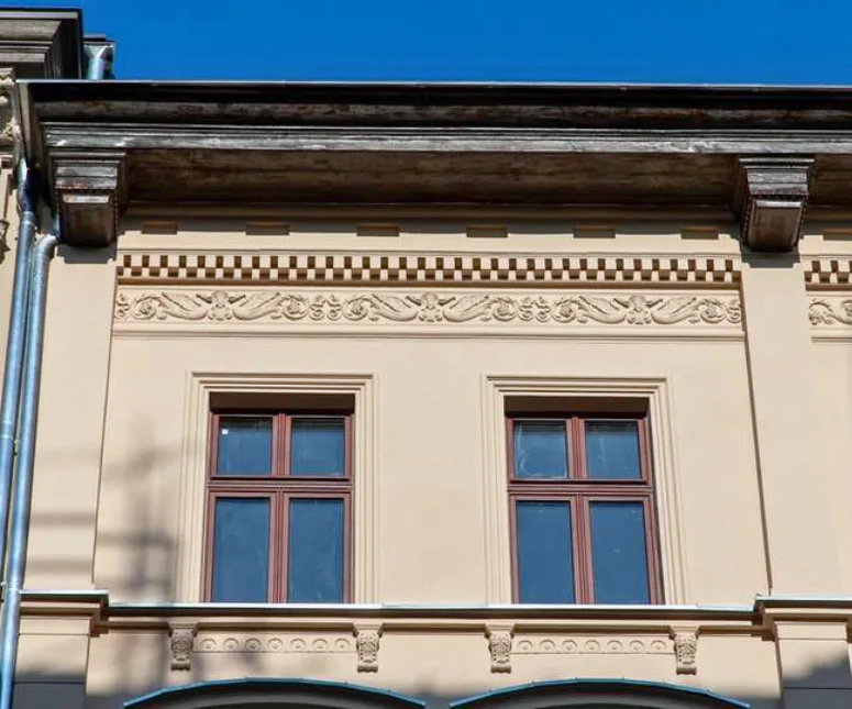 Odnowiony gzyms kamienicy przy ul. Gwarnej 6 w Poznaniu