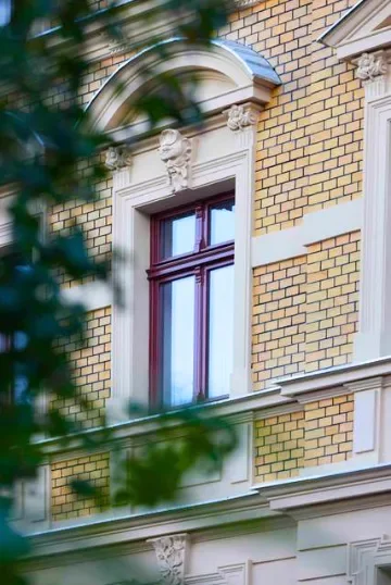 Odnowione obramienie okna w poznańskiej kamienicy