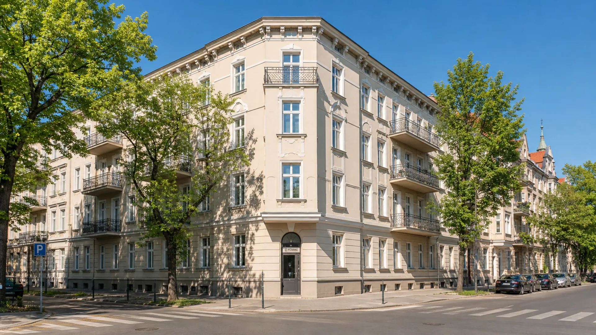 Odnowiona narożna kamienica w Poznaniu