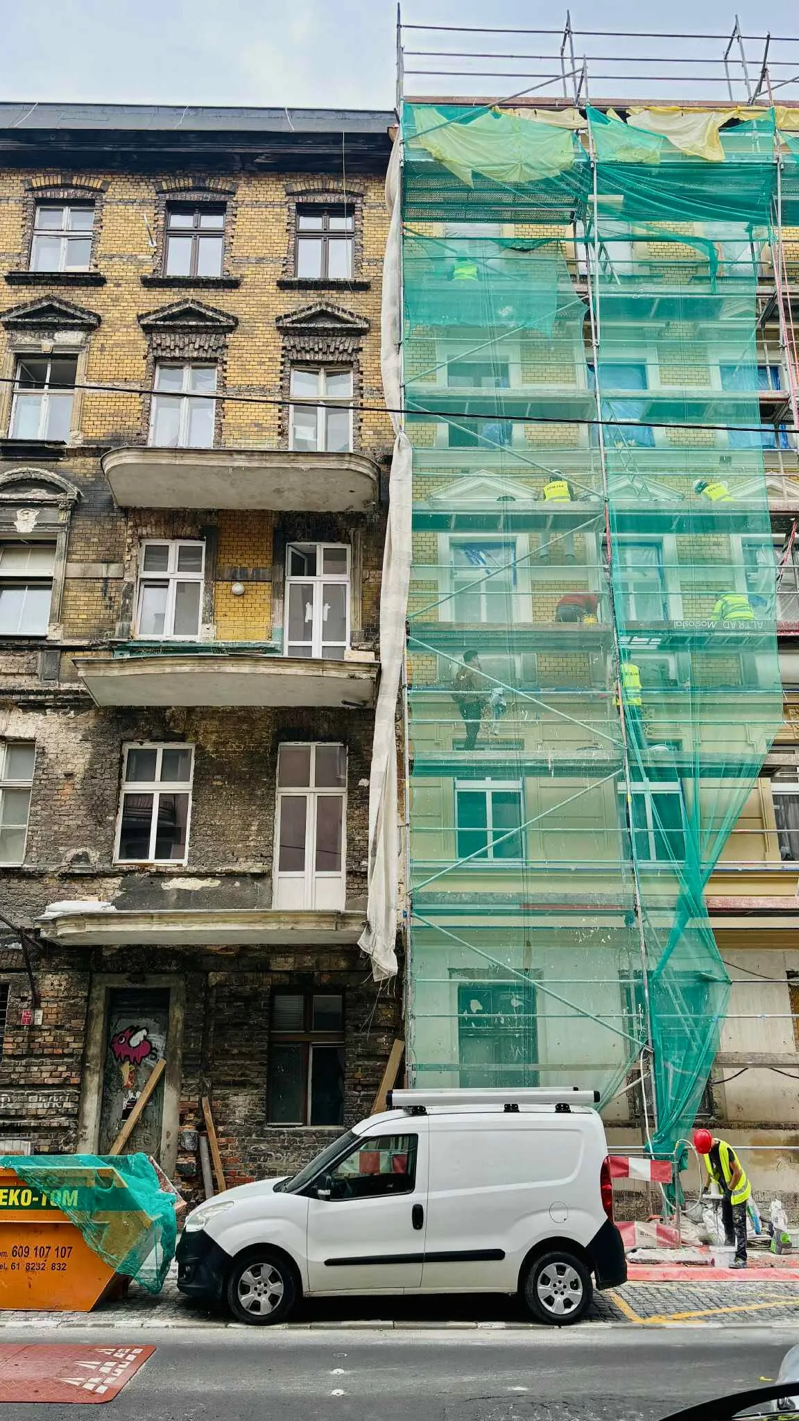 Remont elewacji kamienicy przy ul. Grobla w Poznaniu, rusztowanie i ekipa w trakcie prac