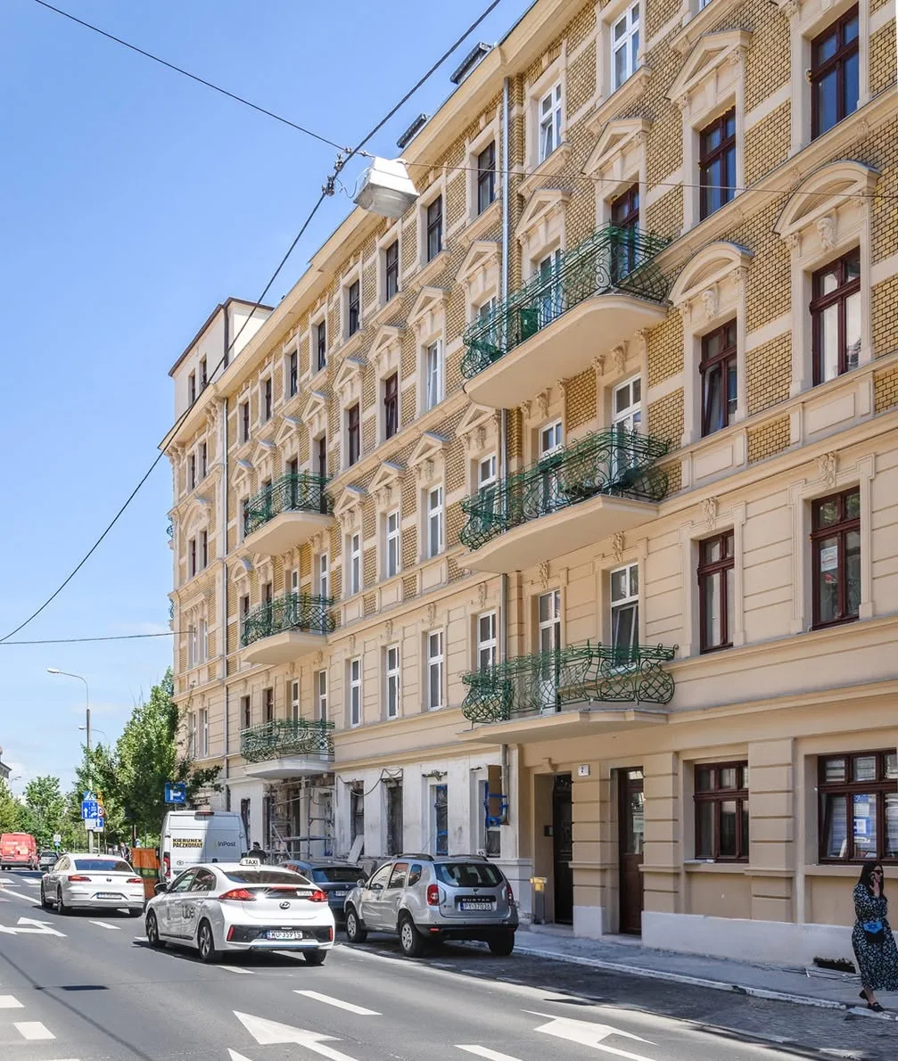 Odnowiona ceglana elewacja kamienicy od ul. Mostowej w Poznaniu
