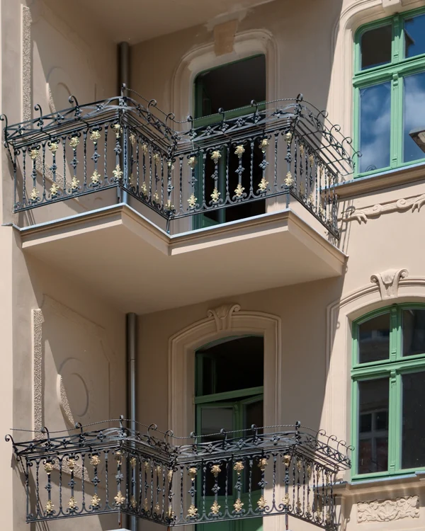 Odnowione balkony z kutymi balustradami na kamienicy Kwiatowa 2 w Poznaniu