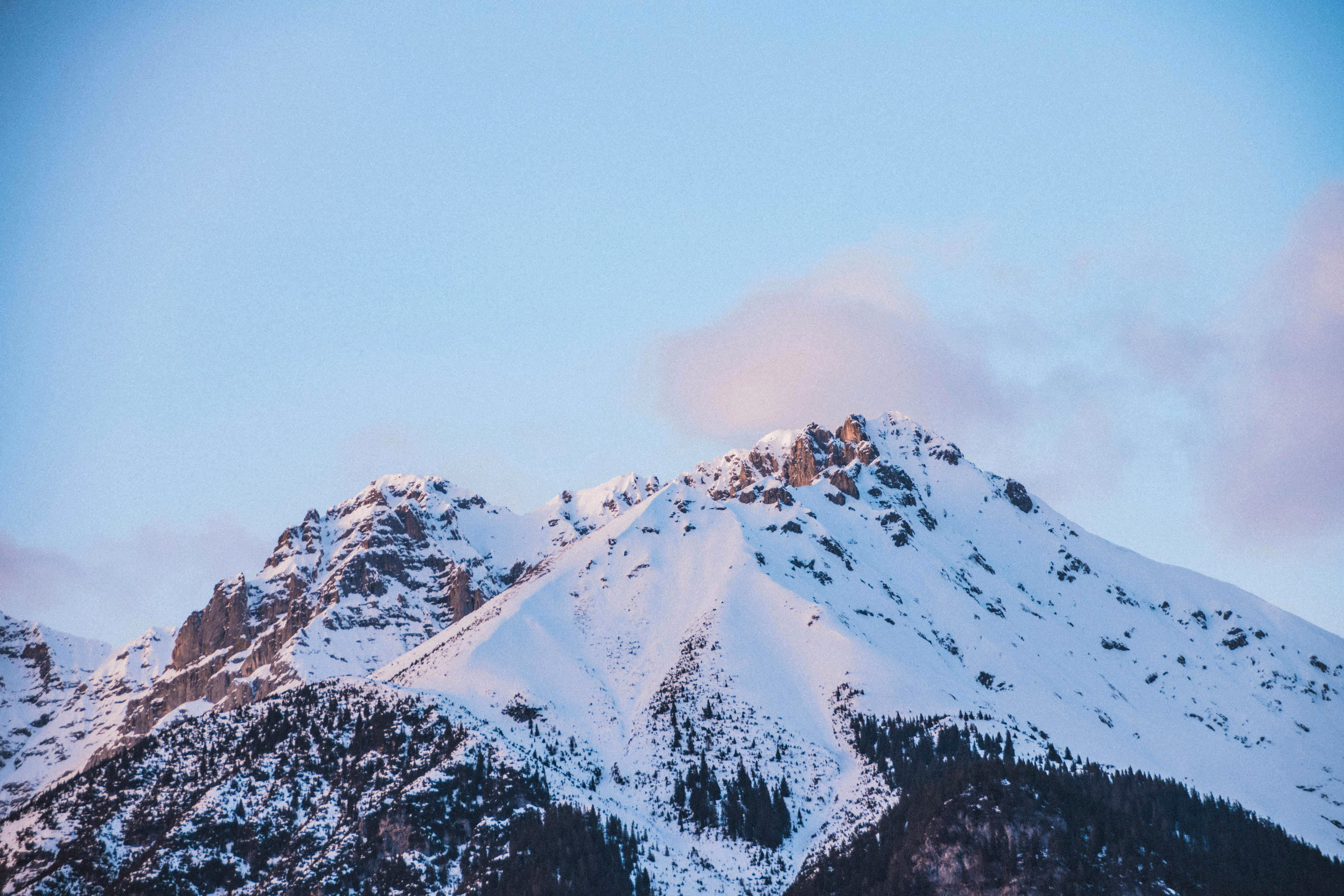 Paysage suisse avec montagnes et ciel bleu