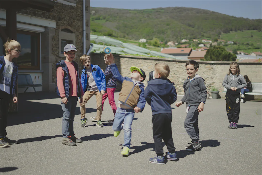 Des enfants jouent dans la cour d'école.