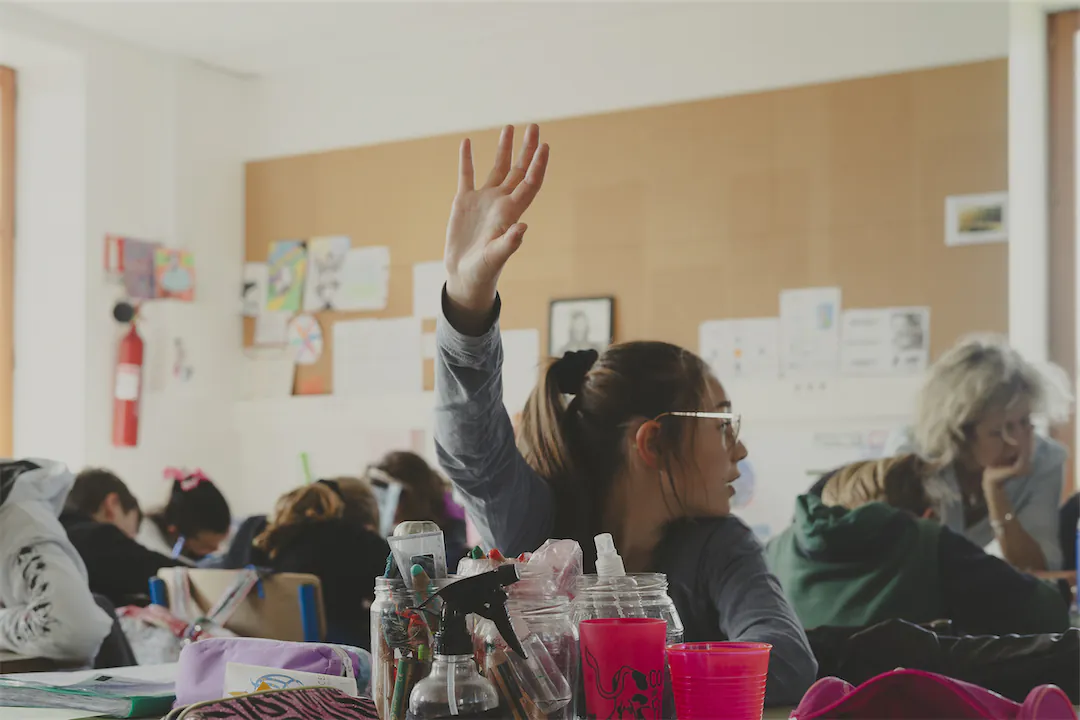On voit des enfants qui travaillent les maths et le français.