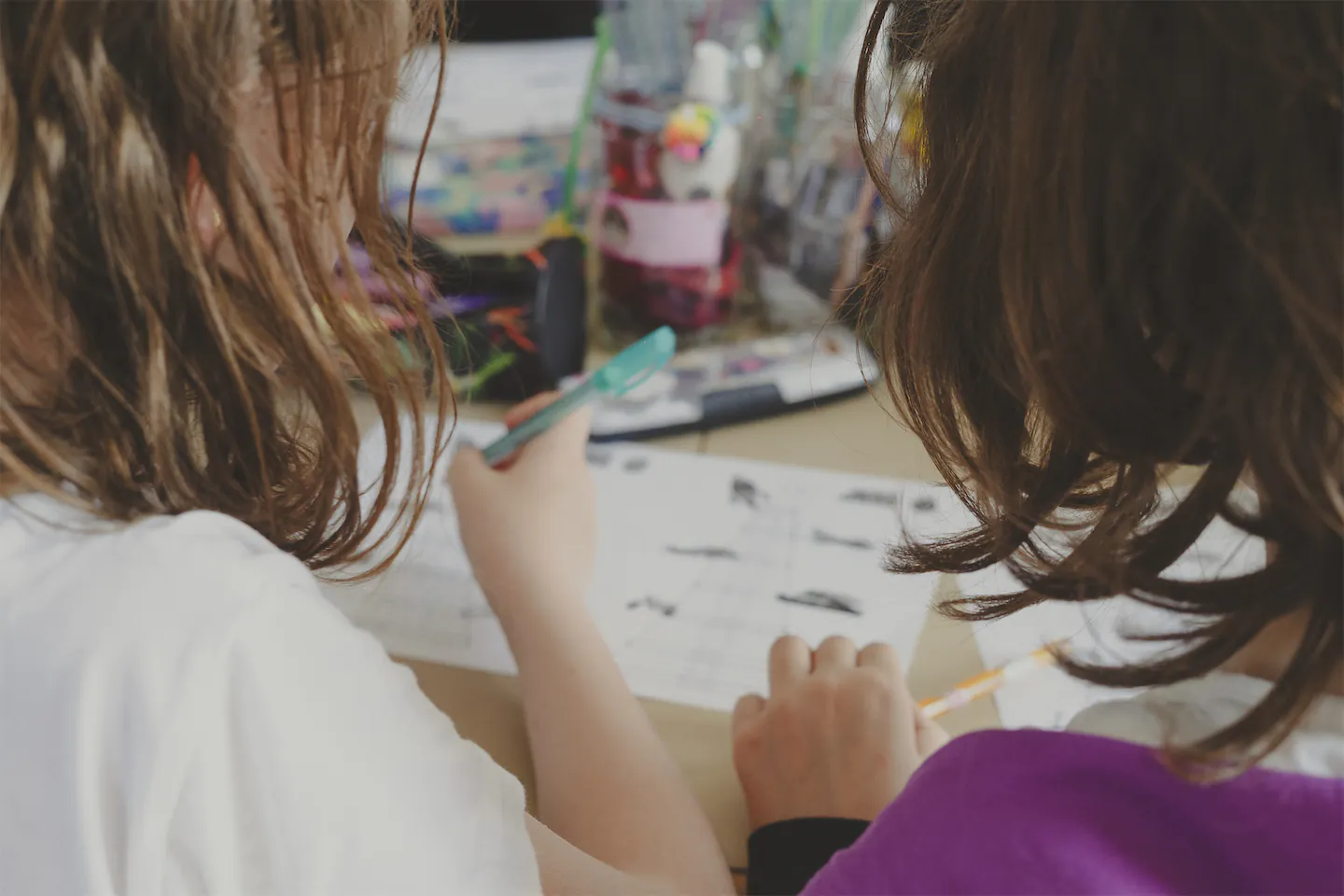 Des élèves réinvestissent les apprentissages du matin.