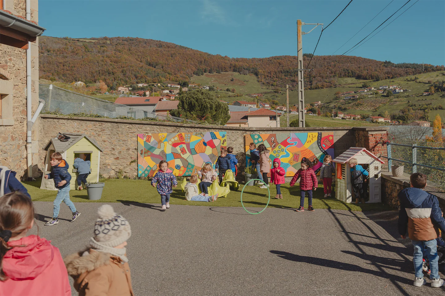 Les enfants jouent dans la cour de récréation.