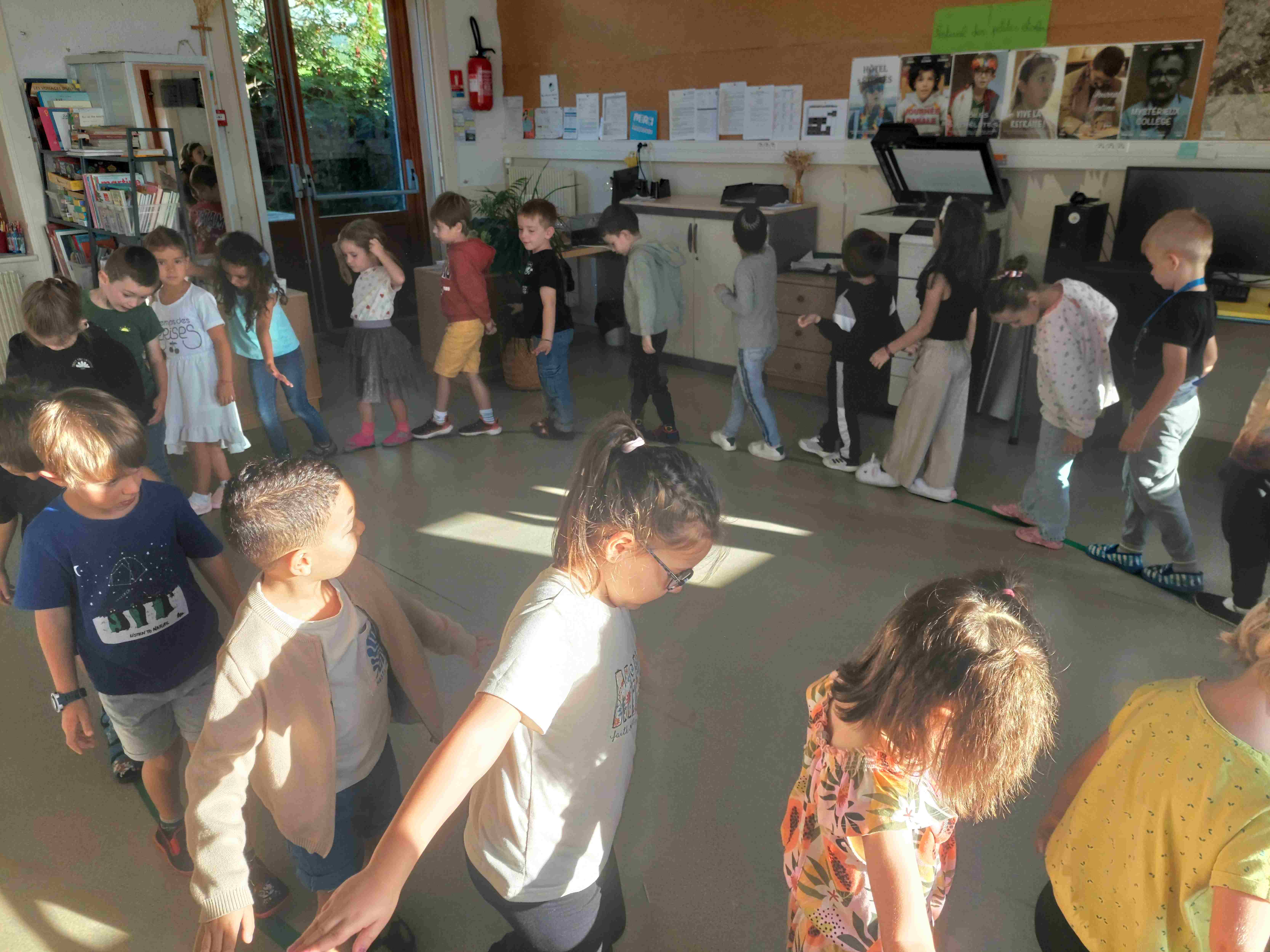 enfants marchant sur la ligne