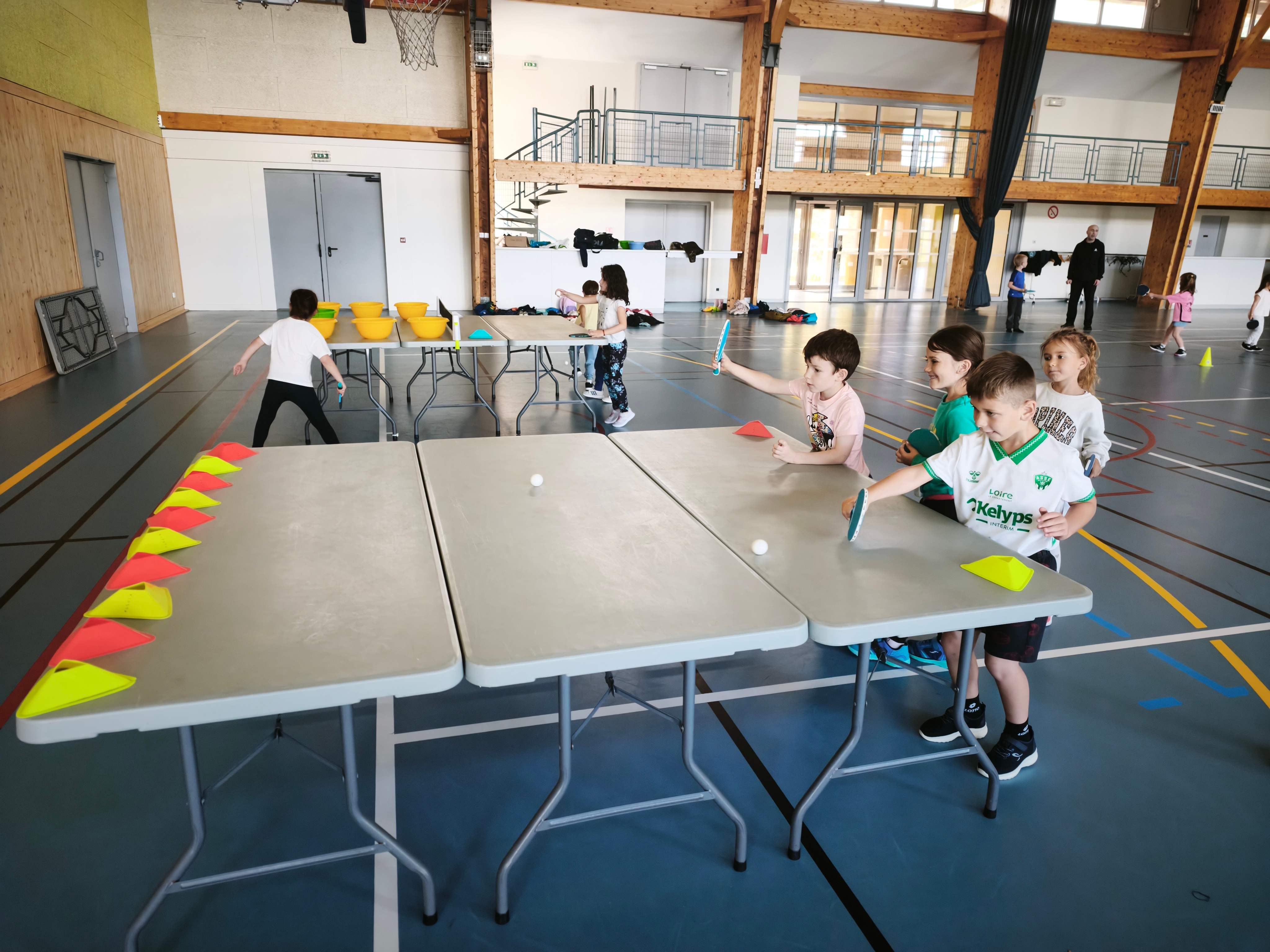 enfants qui jouent au ping pong.