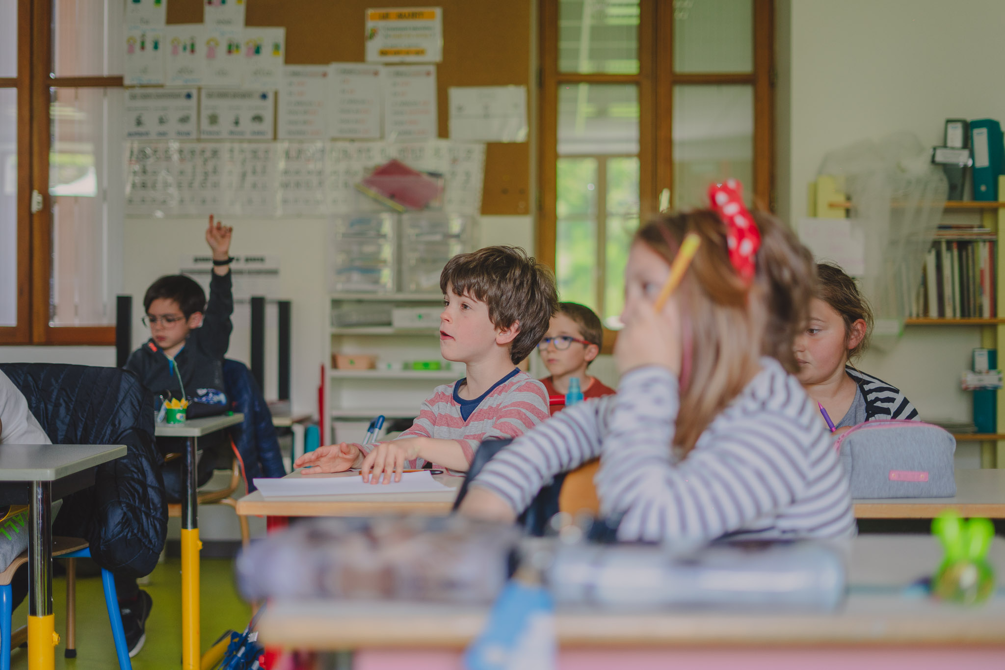plusieurs élèves a leur bureau 