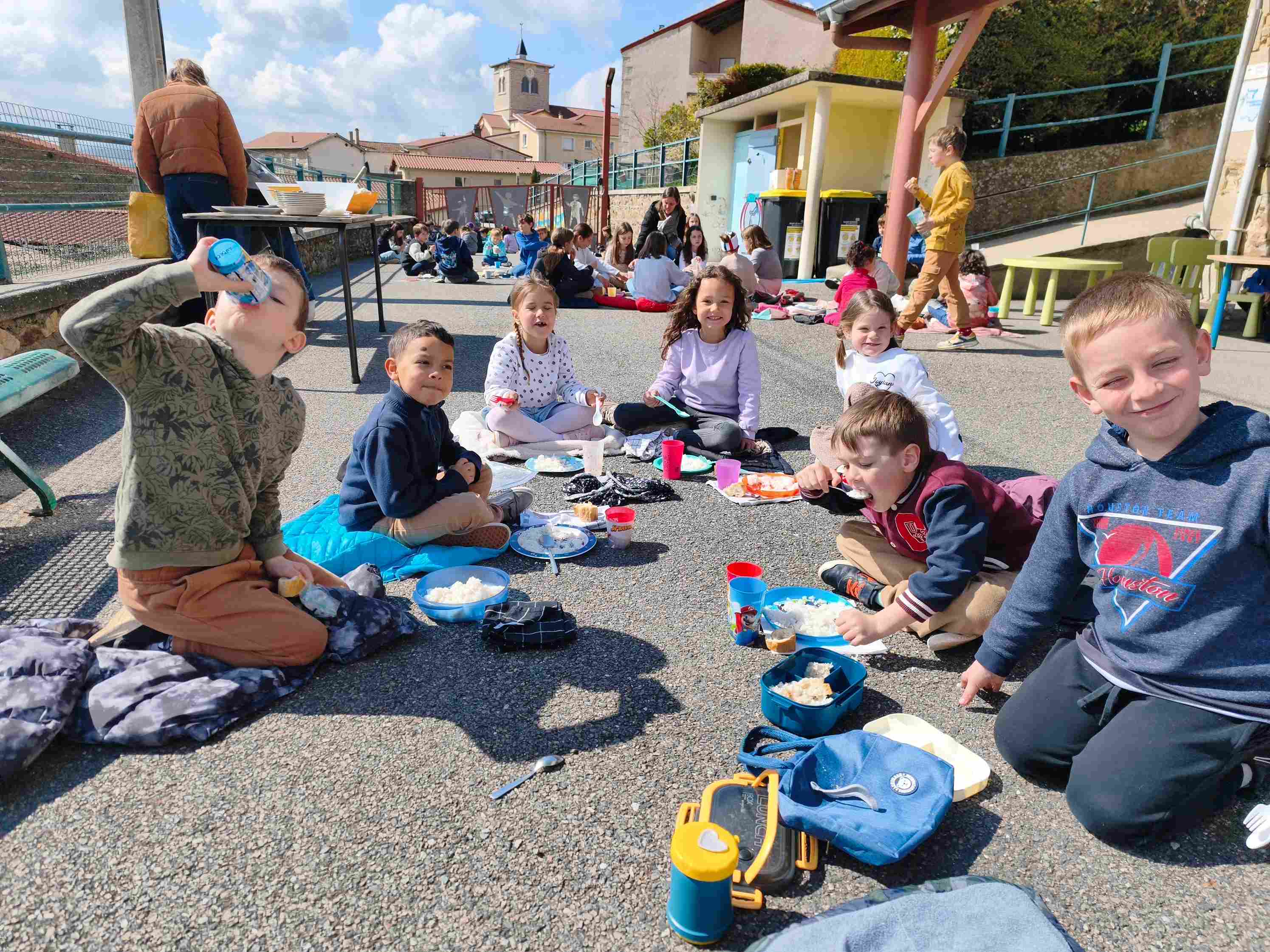 enfants mangeant par terre dans la cour