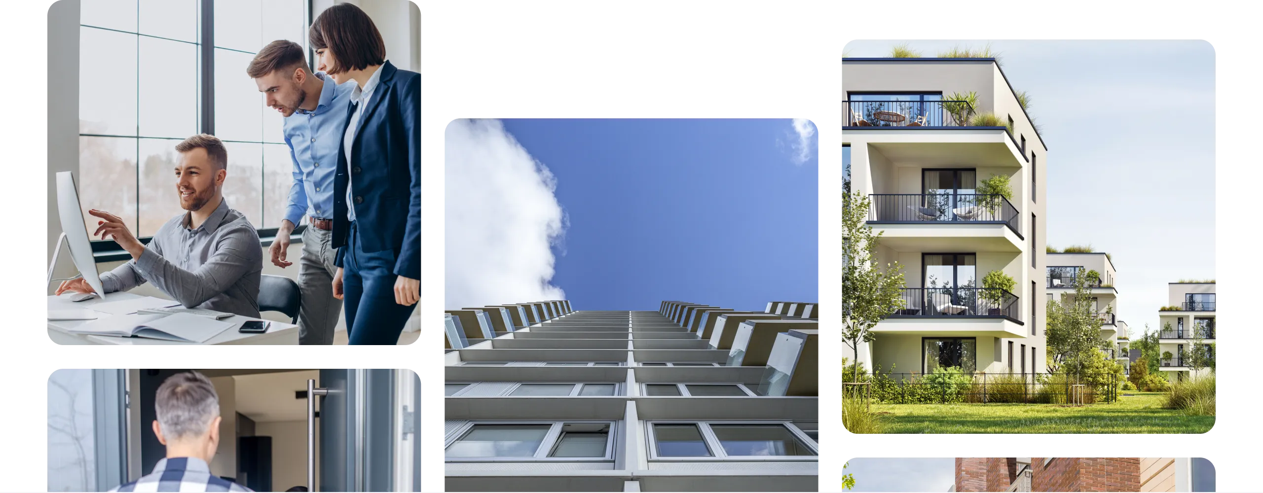 Drei Personen schauen gemeinsam auf einen Computerbildschirm in einem Büro mit großen Fenstern.