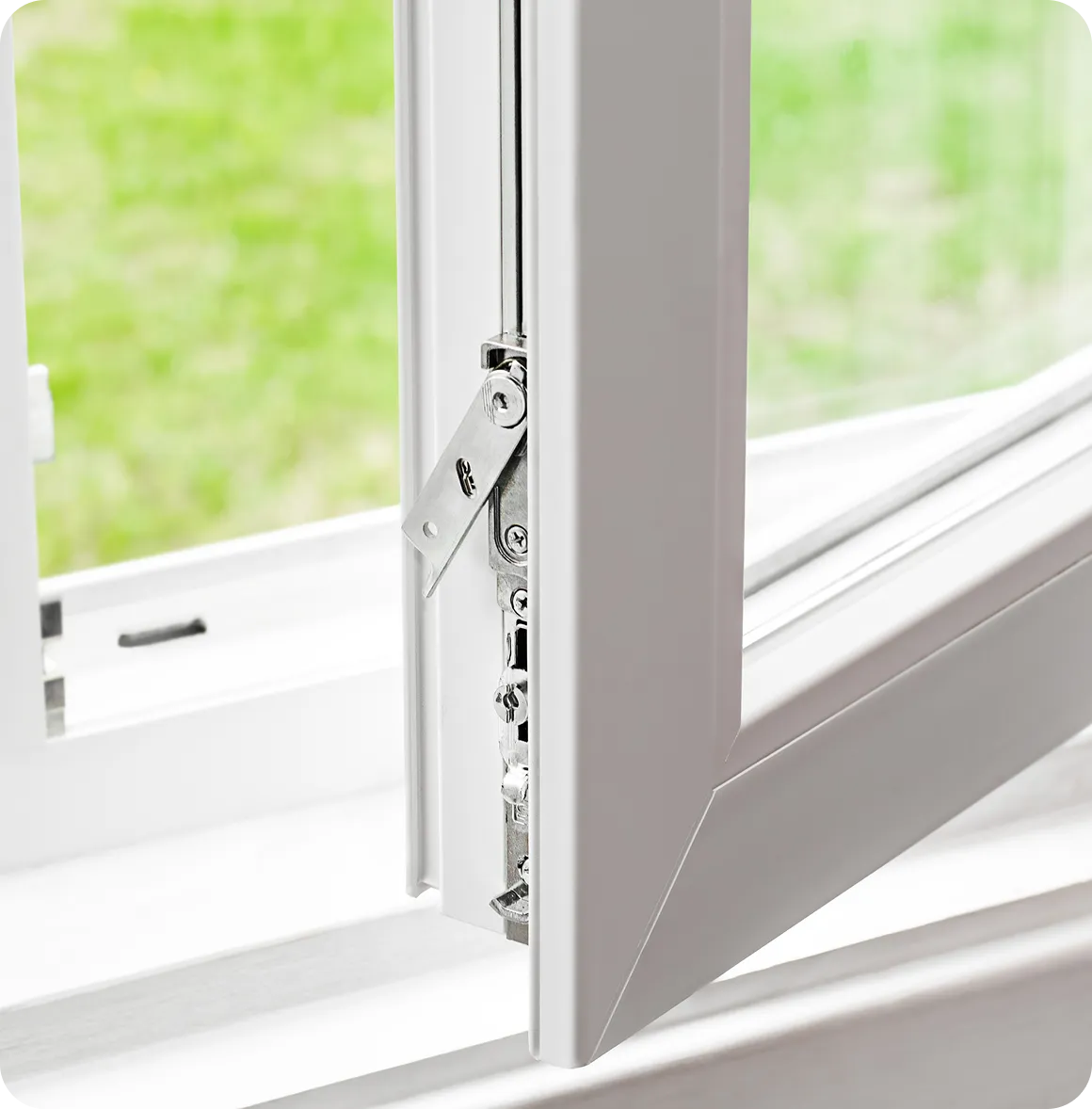 Nahaufnahme eines weißen gekippten Kunststofffensters mit sichtbarem Metallscharnier und grünem unscharfem Hintergrund.