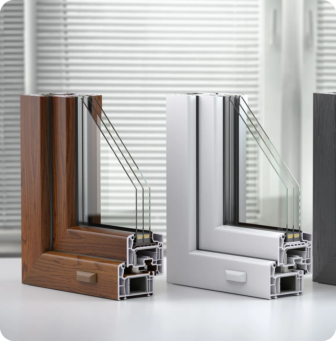 Nahaufnahme von zwei Isolierglasfensterproben mit Holz- und weiß lackiertem Rahmen ohne Hintergrund.