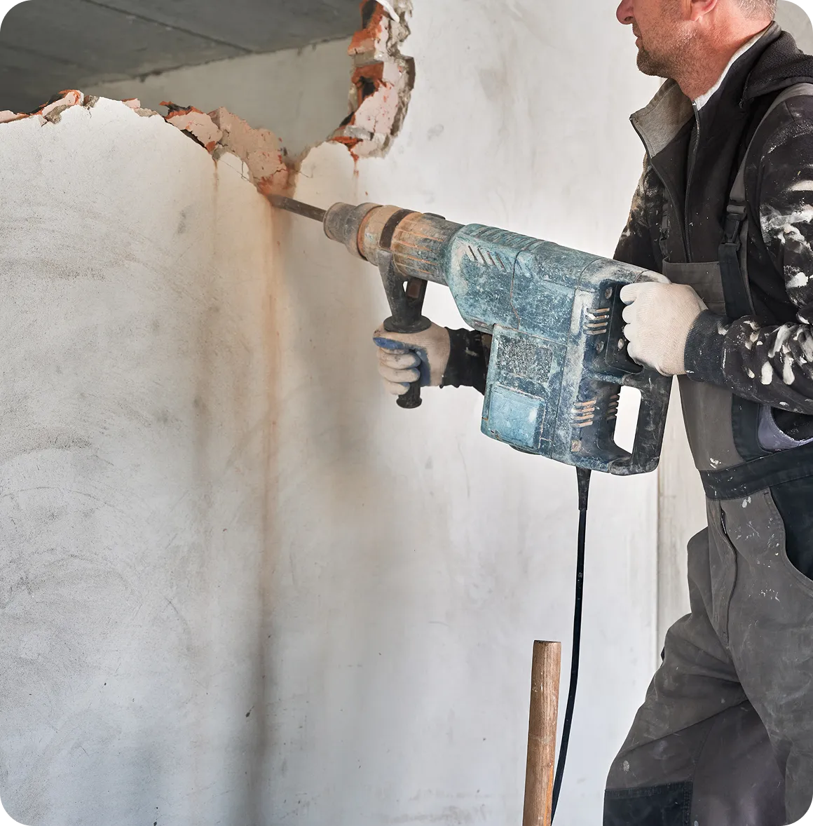 Wassertropfen spritzen auf einem Küchenboden mit unscharfen Schränken und Ofen im Hintergrund.