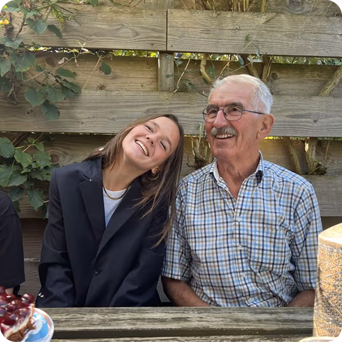 Compagnon et senior en voiture