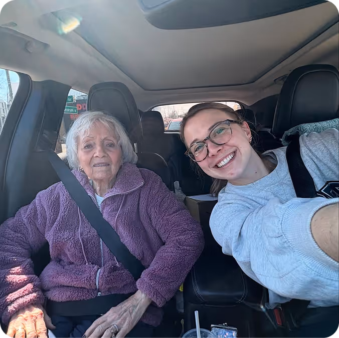 Jeune femme souriante avec une senior en voiture