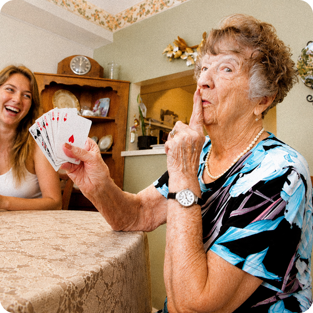 Jeune femme souriante avec une senior en voiture