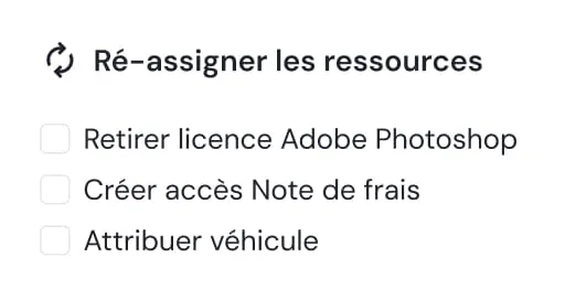 Checkbox list in French titled 'Re-assign resources' with options to remove Adobe Photoshop license, create expense report access, and assign a vehicle.