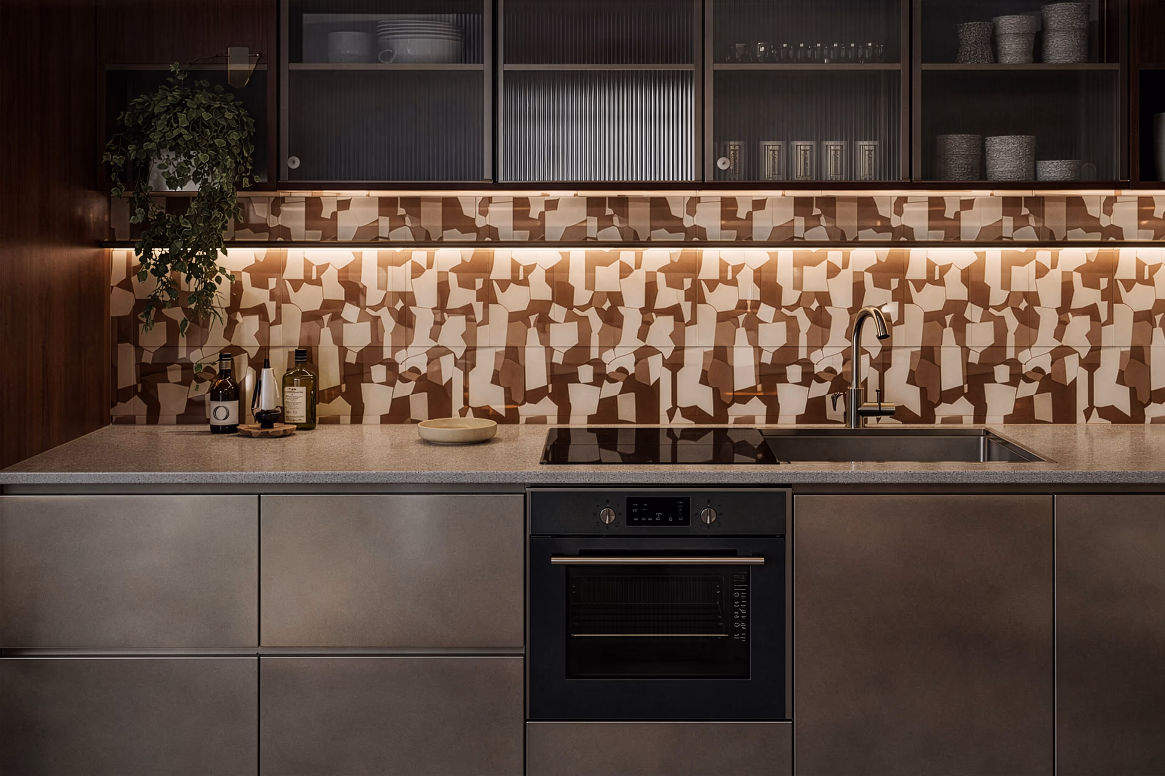 Designküche der ODA Suites mit Edelstahlfronten, strukturiertem Fliesenspiegel und integrierten Geräten