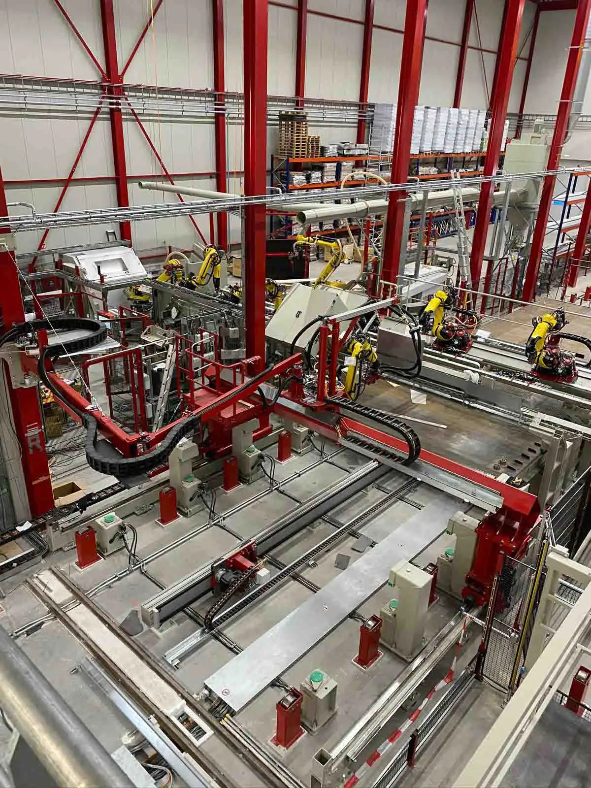 Končana avtomatizirana proizvodna linija z električno krmiljenimi Fanuc roboti, kabelskimi verigami in razvodnimi omarami po uspešno zaključeni elektro montaži