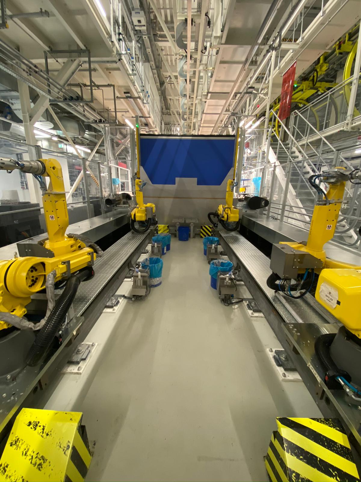 14:26Avtomatizirana lakirniška linija s štirimi električno krmiljenimi Fanuc roboti na tirnicah za nanašanje premaza na karoserije avtomobilov