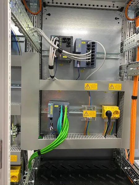 Industrijski razvodna omara s Siemens PROFINET omrežnimi stikali, PLC krmilnim modulom in večbarvnimi kabelskimi instalacijami