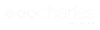 Logo von Charles Real Estate mit stilisierten kreisförmigen Symbolen links neben dem Schriftzug.