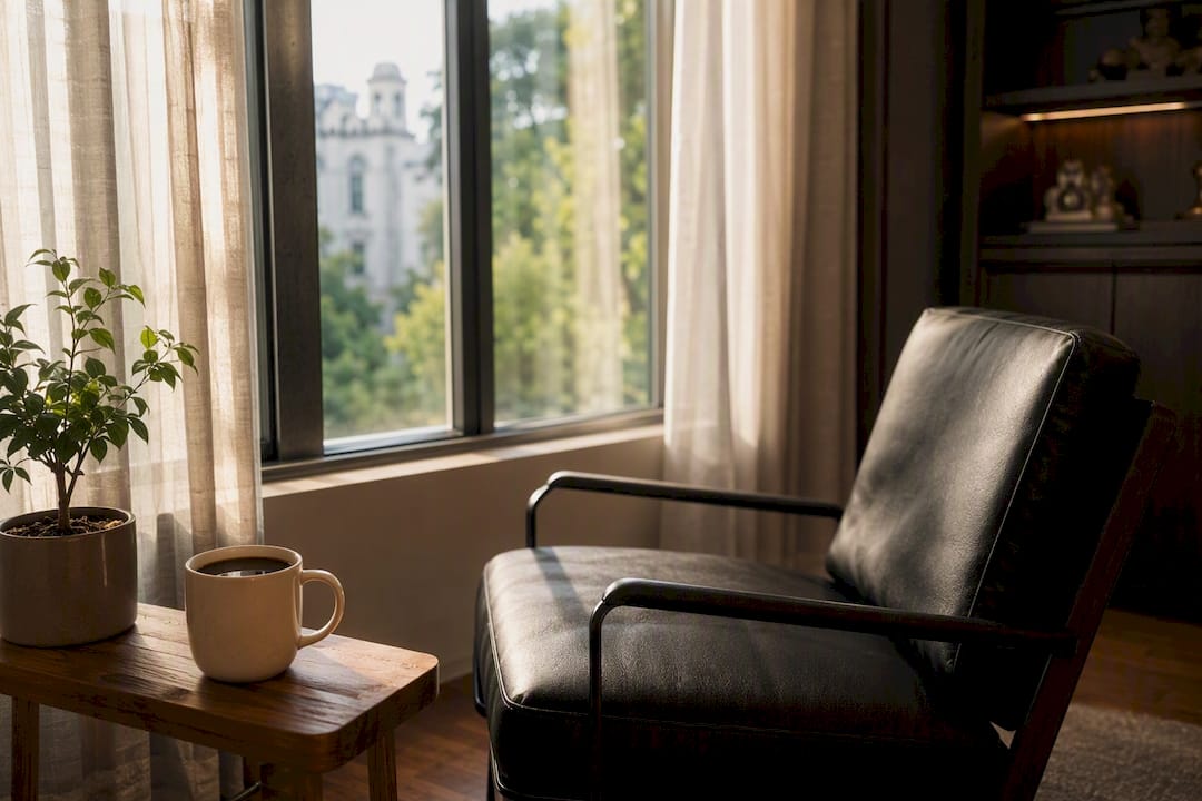 Fauteuil en cuir vide dans un bureau calme