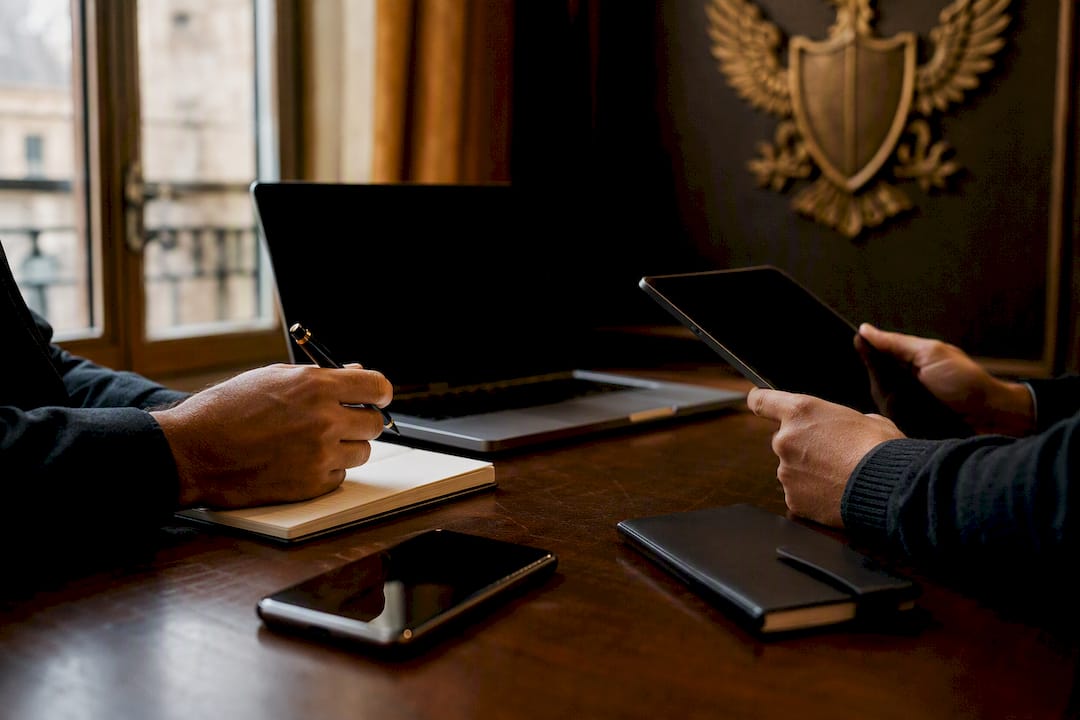 Mains organisant des conseils stratégiques sur la table de bureau