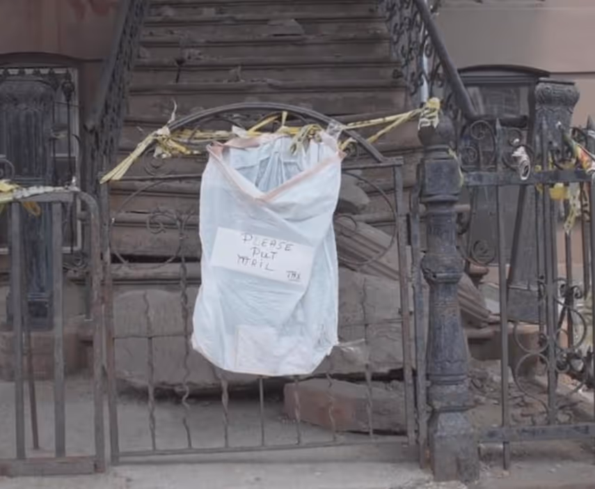 Egy kukászacskó a kerítésre ragasztva, postaládát imitál