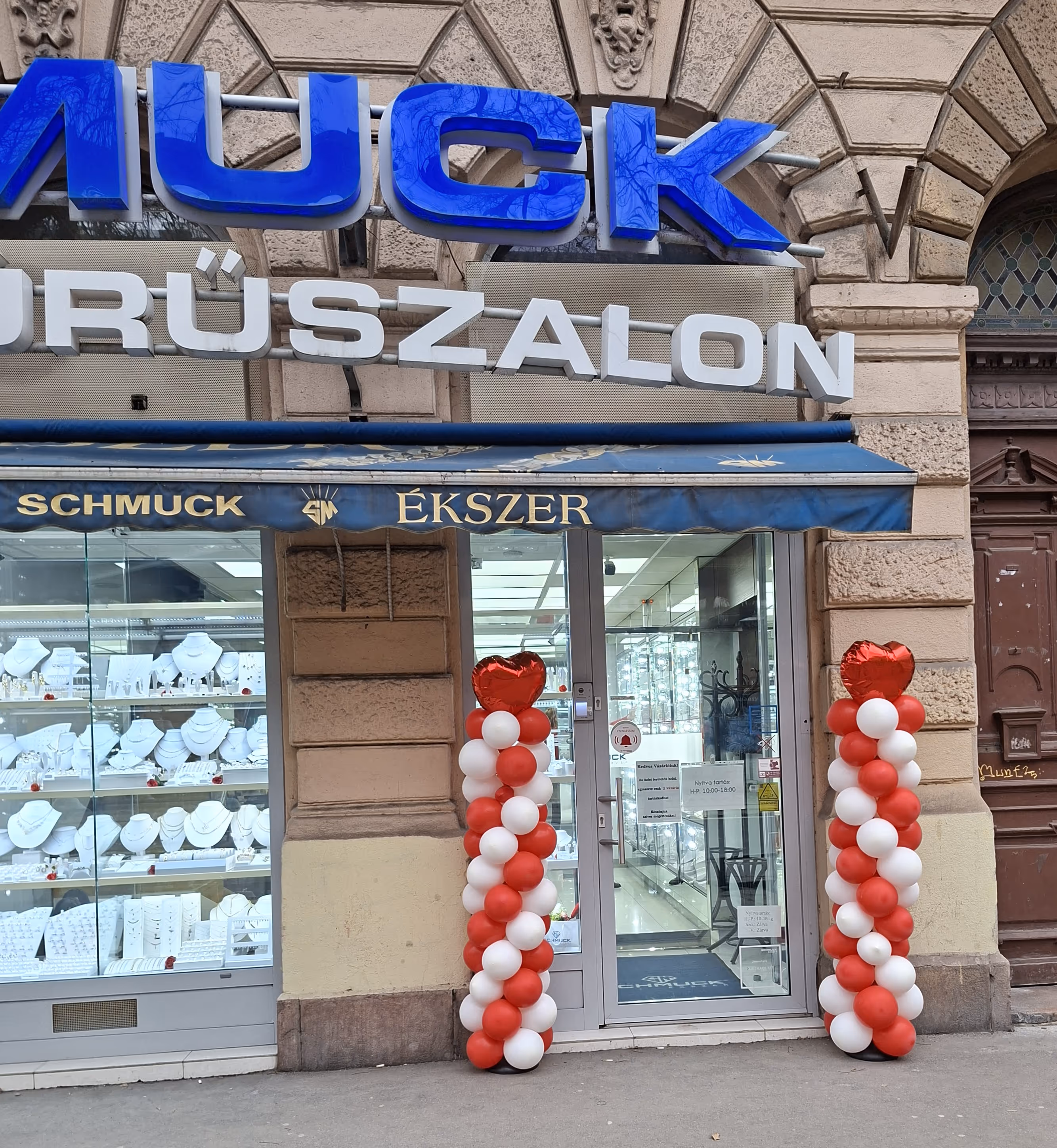 Valentin napi lufikapu ékszerboltnál