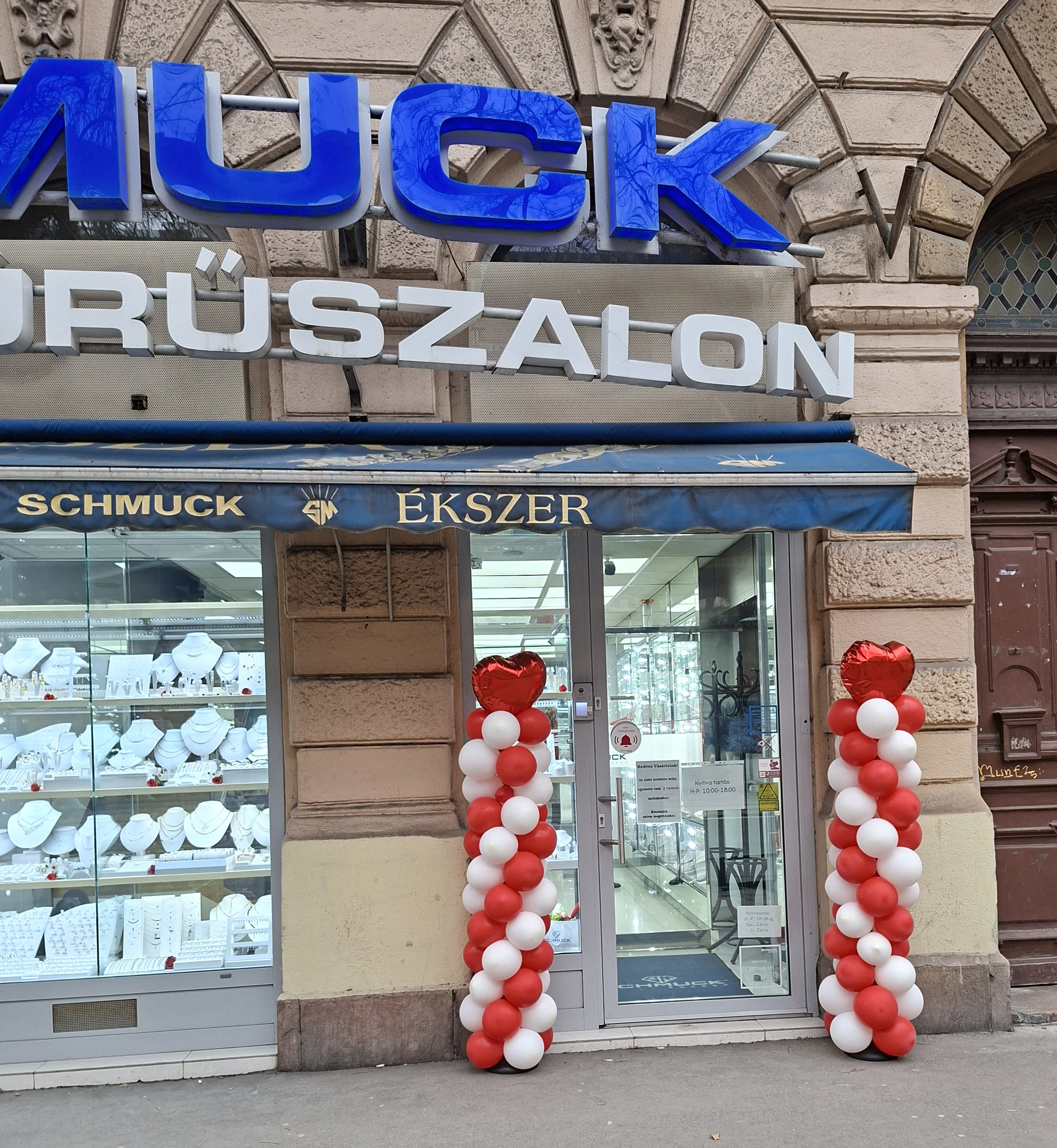 Valentin napi lufikapu ékszerboltnál