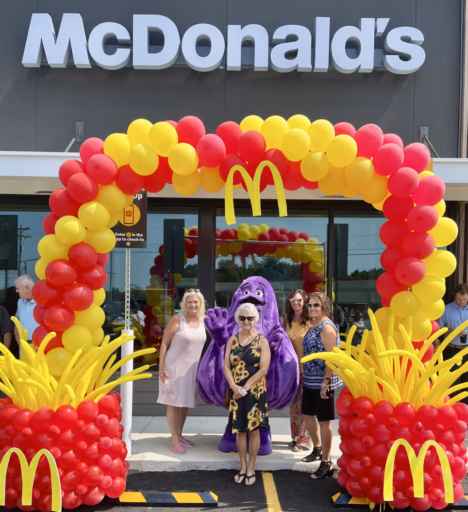 Kabalaállat látogatása a Mekiben sárga-piros lufikapu alatt