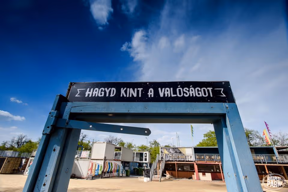 Budapest Park bejárat "Hagyd kint a valóságot!" felirattal