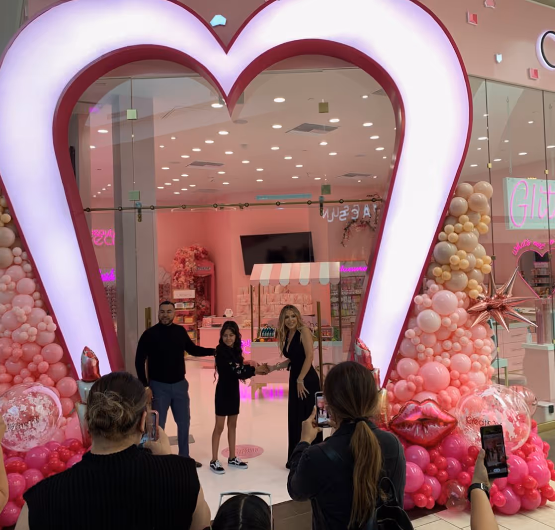 Szív alakú bejárat beauty üzletbe