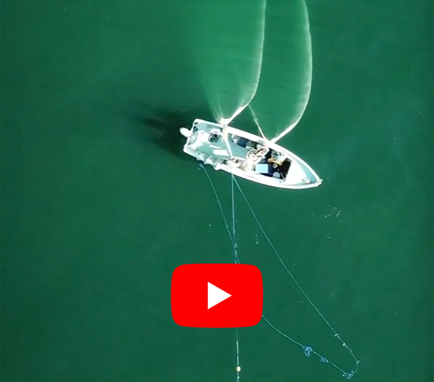 Vue aérienne du barque de pêcheur sur le lac Léman