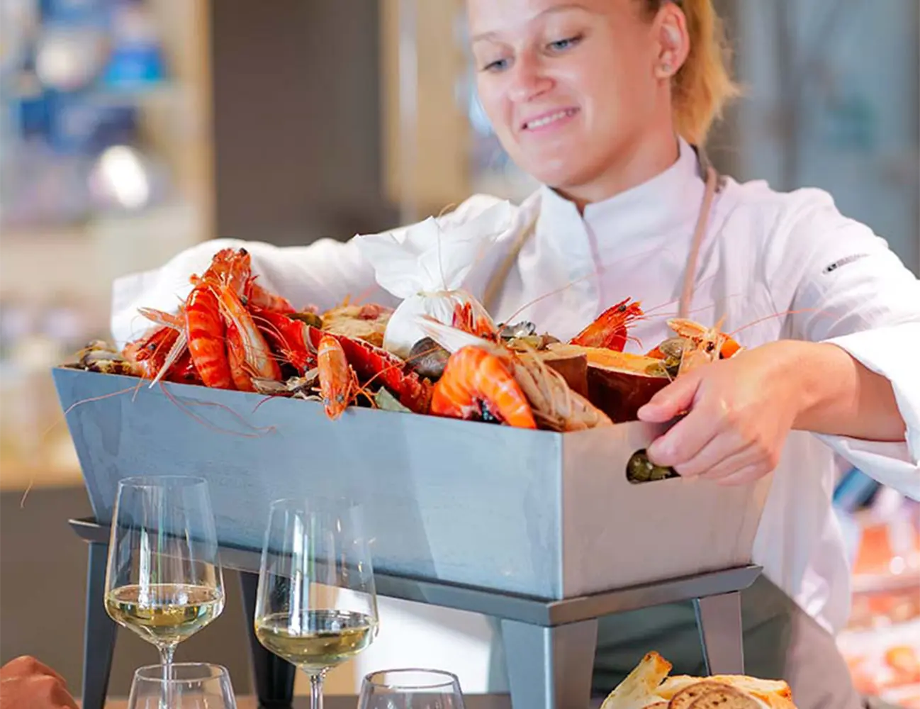Service d'un olateau de fruits de mer au restauranat les contes de la mer à Annecy