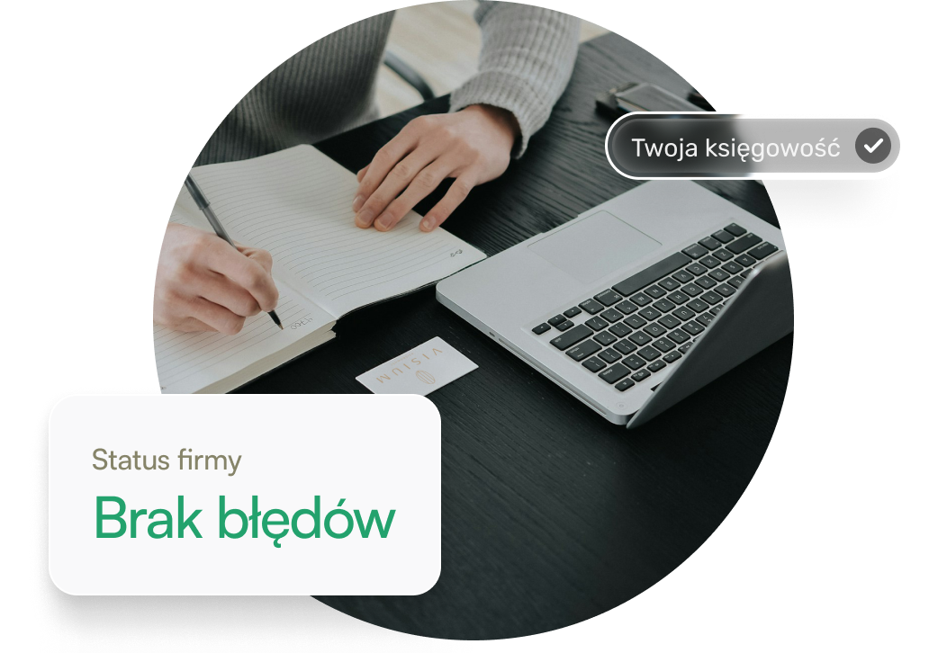 Notyfikacja o braku błędów. Obrazek przedstawia osobę pracującą przy laptopie na biurku, obok leży wizytówka Visium