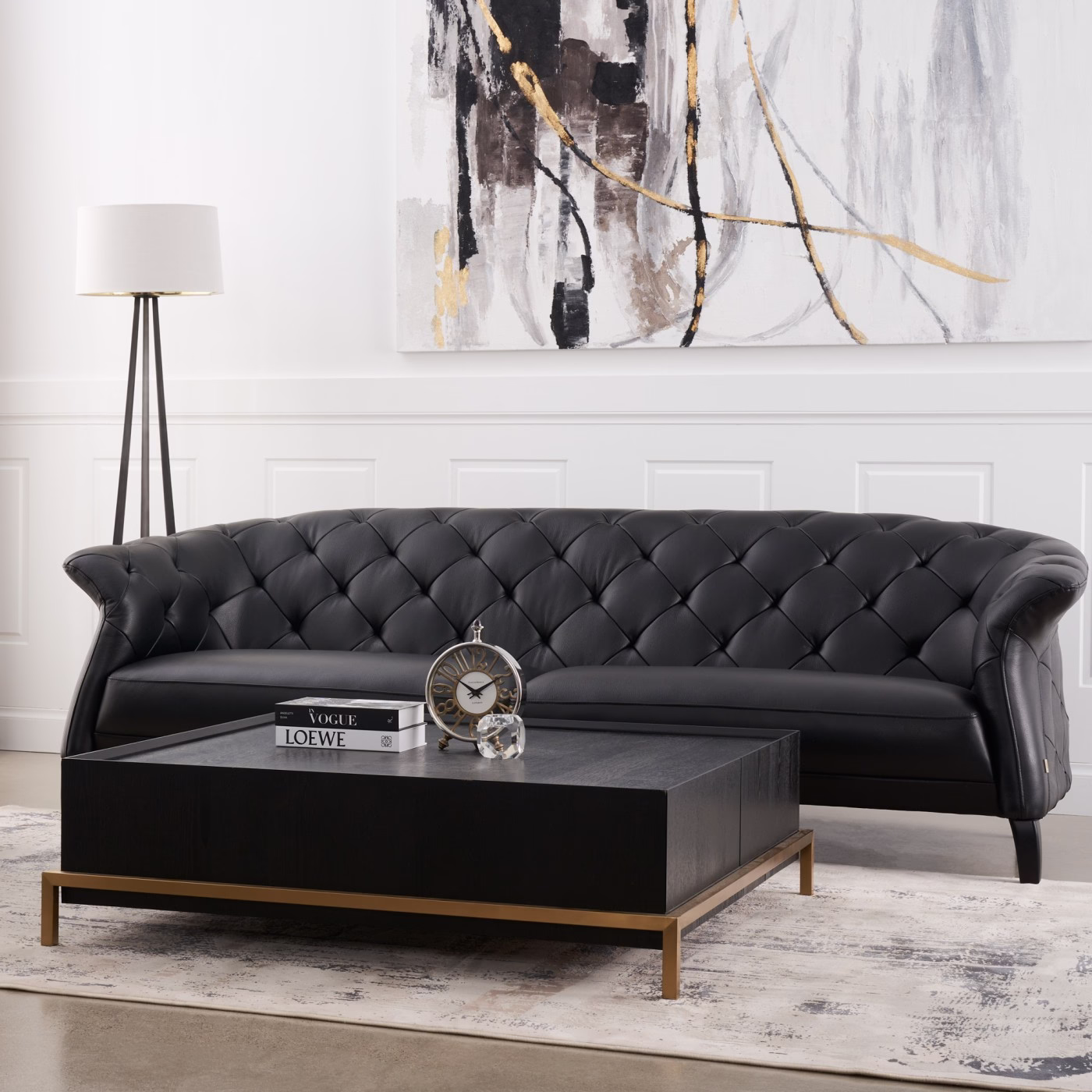 Canapé 2 places design en tissu gris foncé avec table basse noire.