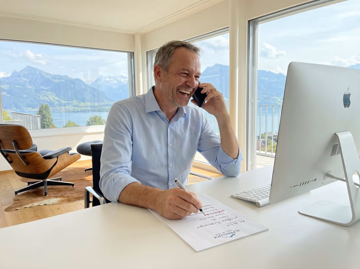 Zufriedener Kunde ist froh, einen verlässlichen und kompetenten Inkasso Partner gefunden zu haben