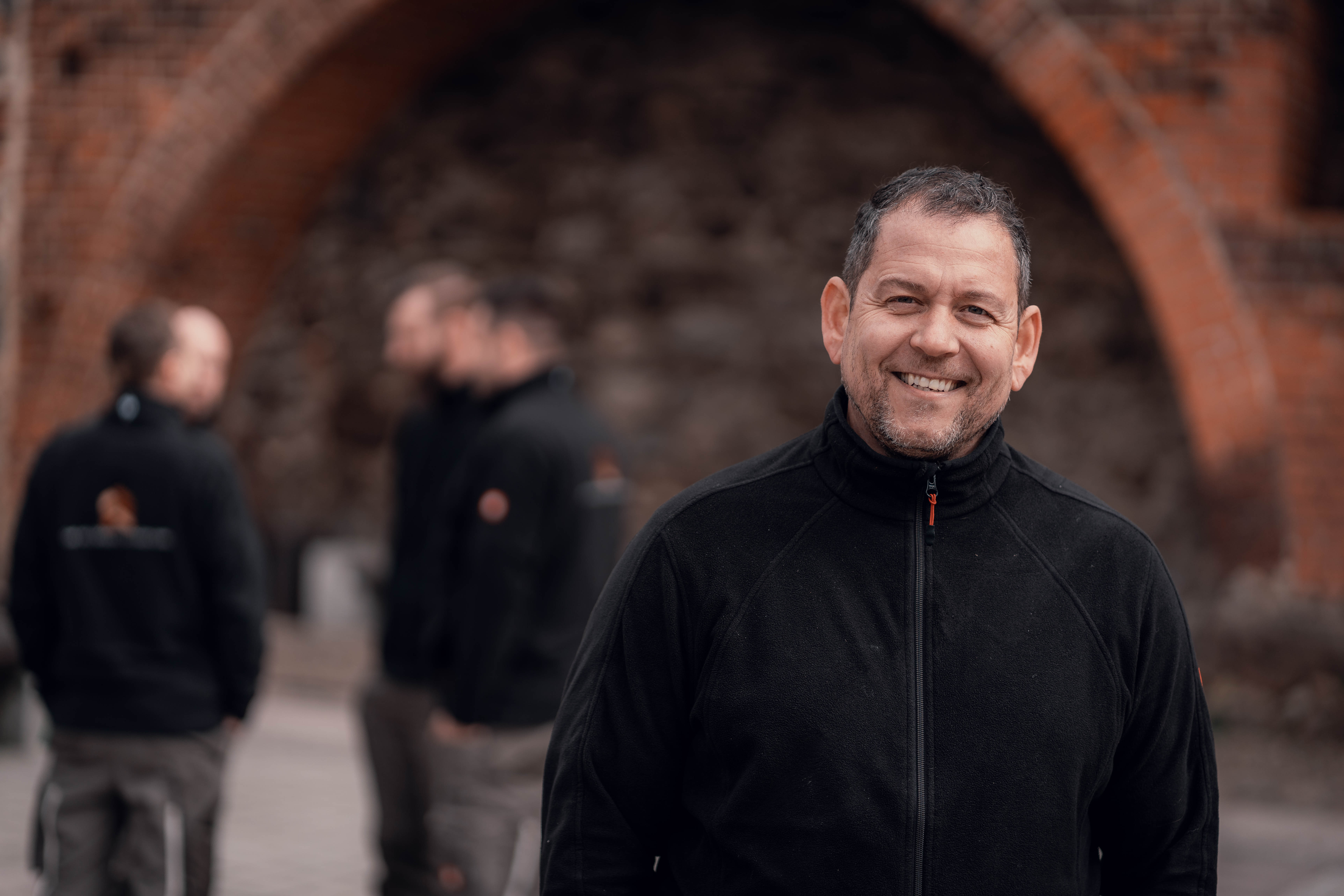 Das Team von CMR Holzböden – Ihr Experte für professionelle Bodenverlegung und Parkettarbeiten in Berlin.
