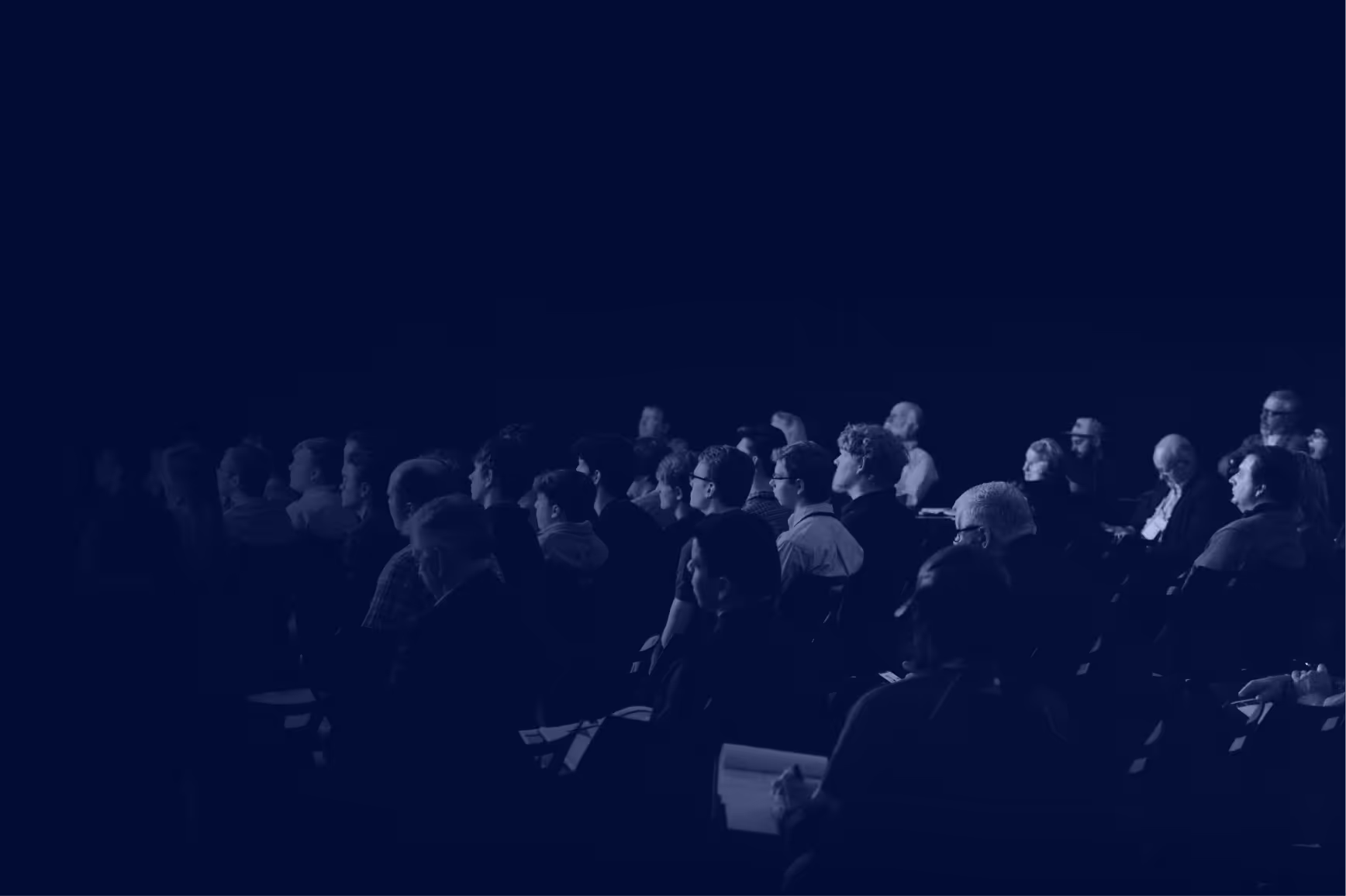 Public attentif lors d’une conférence ou d’une audition institutionnelle, illustrant un contexte de débat et de réflexion collective.